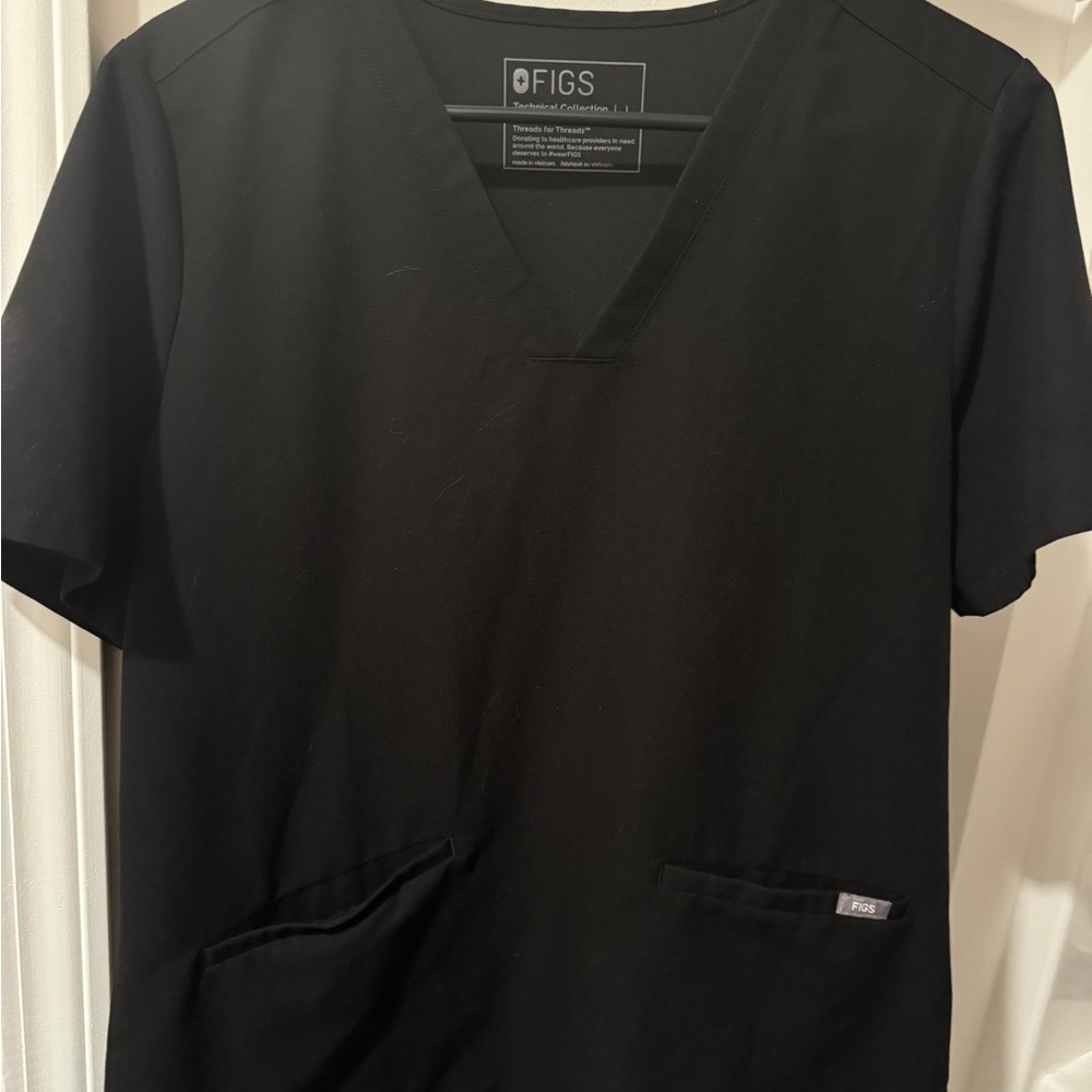 Black Casma - Three-Pocket Scrub Top
L - Black